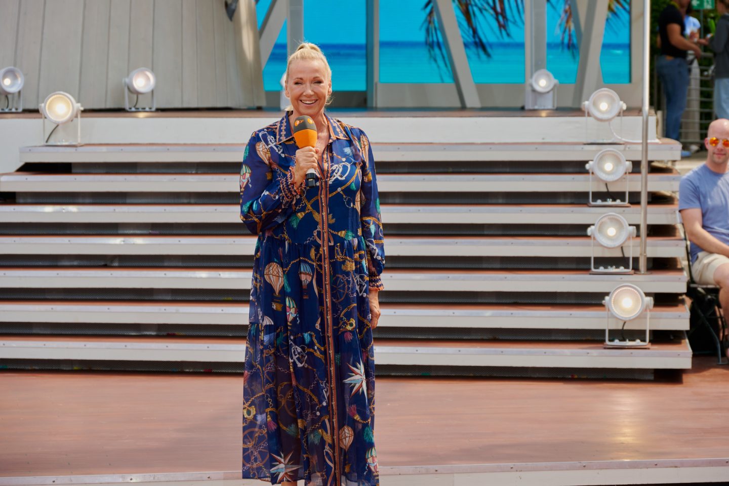 „Ice Ice Baby“: Andrea Kiewel sorgt heute am 20.07. im ZDF-Fernsehgarten für eine Abkühlung