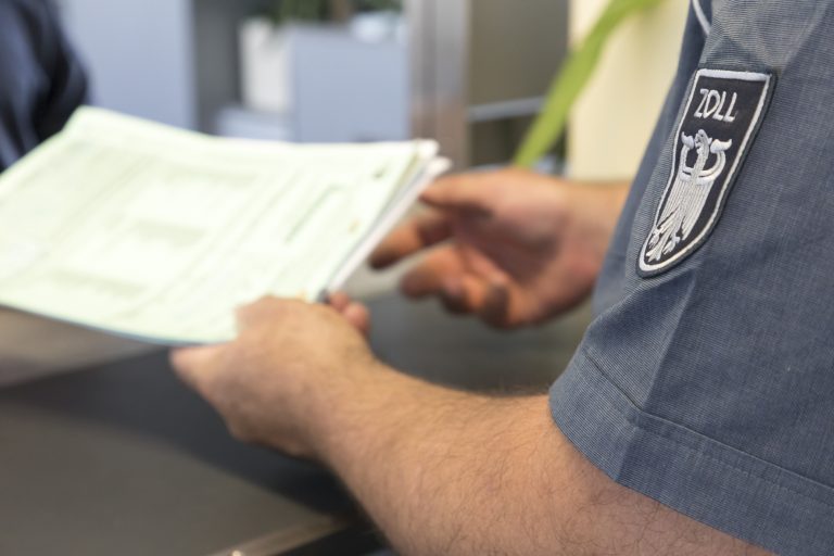 Zoll stoppt Steuertrick an Grenze: Thailänderinnen führen Luxusware im Wert von 6.400 € nicht mit