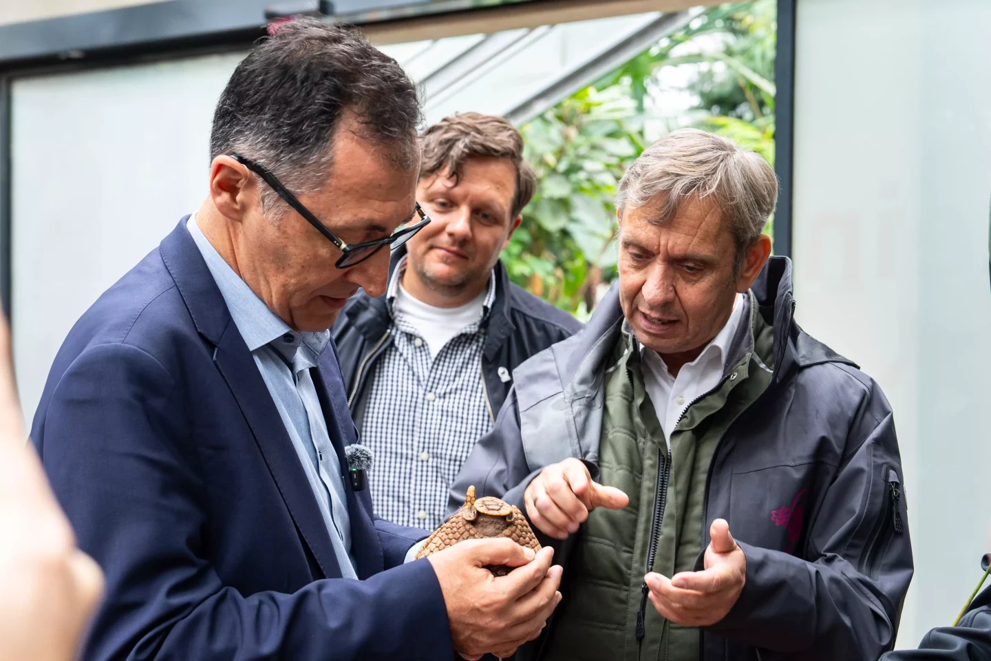 Hoher Besuch für das Gürteltier: Cem Özdemir bekräftigt in der Wilhelma sein Engagement für den Artenschutz