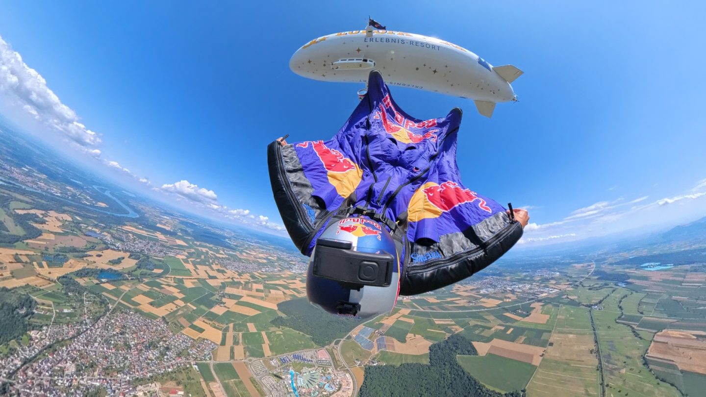 Spektakulärer Jubiläums-Stunt: 2 Extremsportler springen mit dem Wingsuit aus dem Europa-Park-Zeppelin