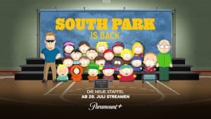 Gruppenfoto der Zeichentrickfiguren aus „South Park“ vor einem blauen Hintergrund mit dem Schriftzug „South Park is back“. Darunter steht: „Die neue Staffel – Ab 28. Juli streamen – Paramount+“. Die Figuren stehen in einer Turnhalle auf einem Basketballfeld, im Mittelpunkt sind die bekannten Hauptcharaktere wie Cartman, Stan, Kyle und Kenny.