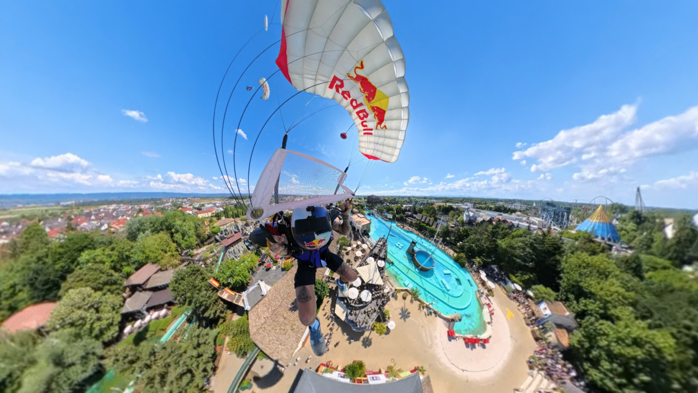 Spektakulärer Jubiläums-Stunt: 2 Extremsportler springen mit dem Wingsuit aus dem Europa-Park-Zeppelin 2 Spektakulärer Jubiläums-Stunt: 2 Extremsportler springen mit dem Wingsuit aus dem Europa-Park-Zeppelin image 27