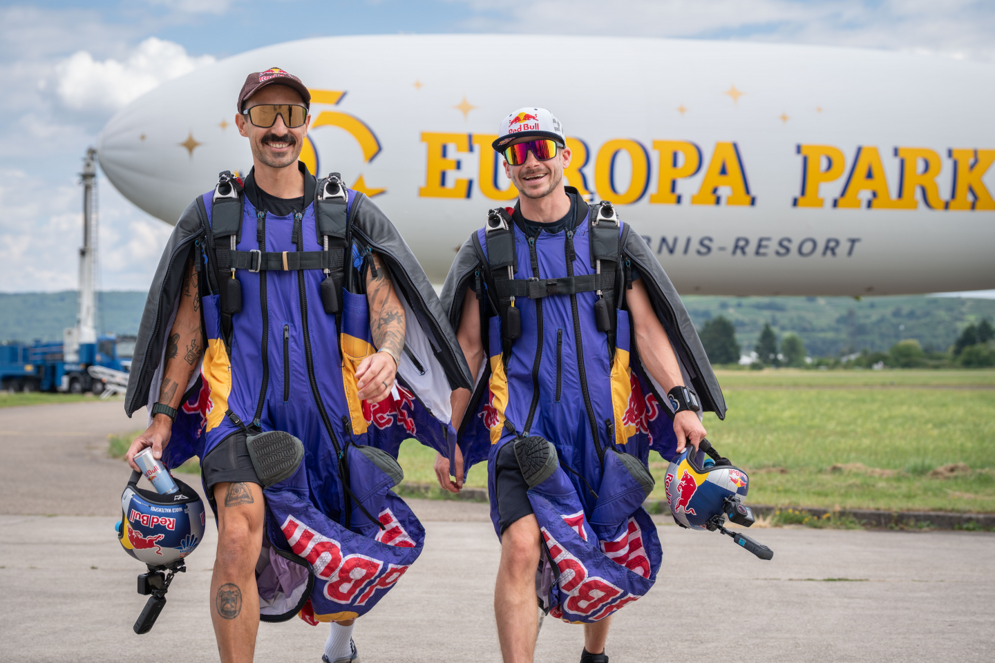 Spektakulärer Jubiläums-Stunt: 2 Extremsportler springen mit dem Wingsuit aus dem Europa-Park-Zeppelin 1 Spektakulärer Jubiläums-Stunt: 2 Extremsportler springen mit dem Wingsuit aus dem Europa-Park-Zeppelin image 28