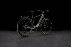 E-Bike von Cube in mattem Olivgrün-Schwarz mit integriertem Mittelmotor, Gepäckträger und Schutzblechen, seitlich im Studio auf dunklem Hintergrund fotografiert.