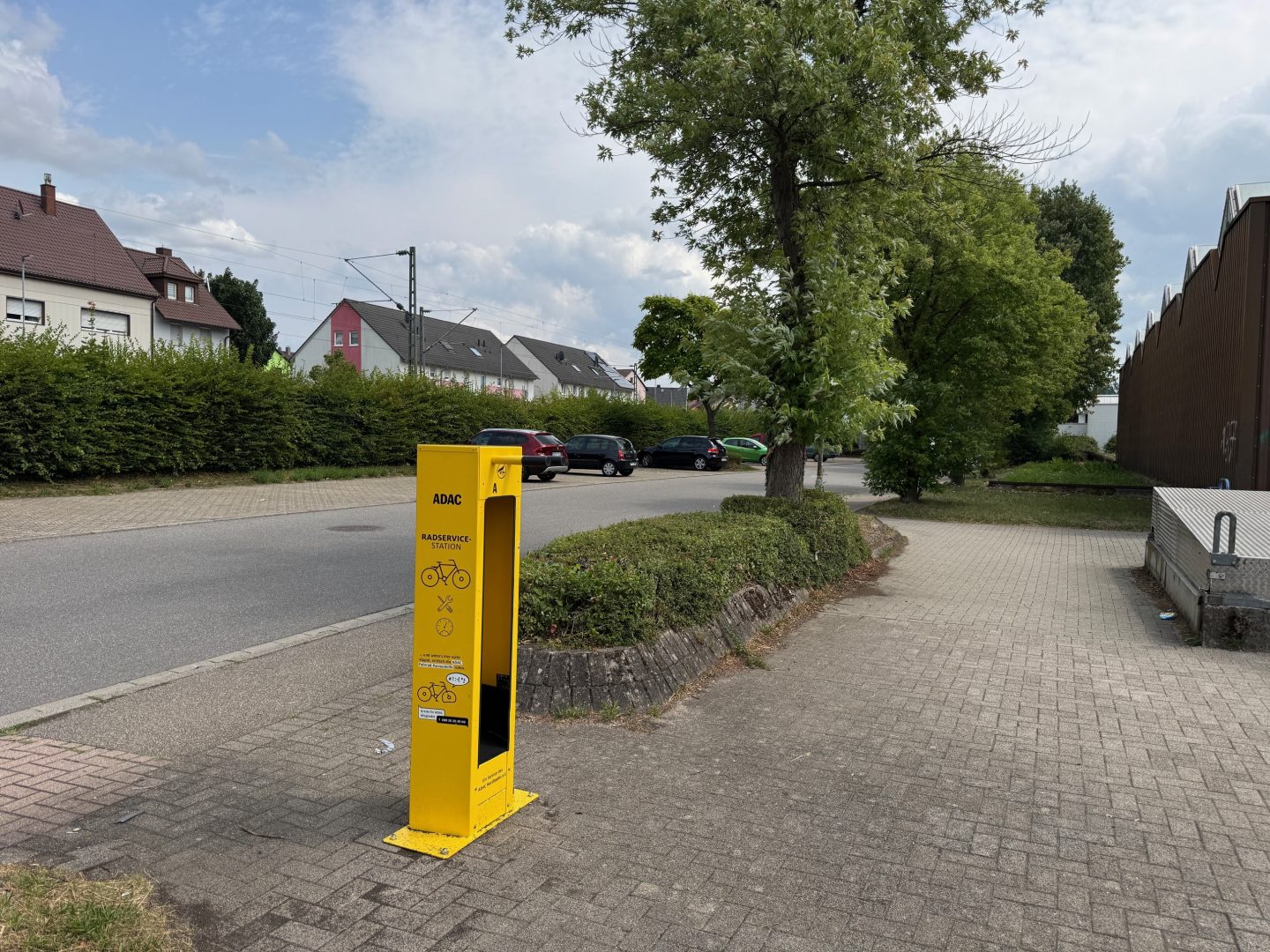 Platter Reifen oder Lockere Schraube? Genialer Service des ADAC – weitere kostenlose Pannen-Säulen für Radler!