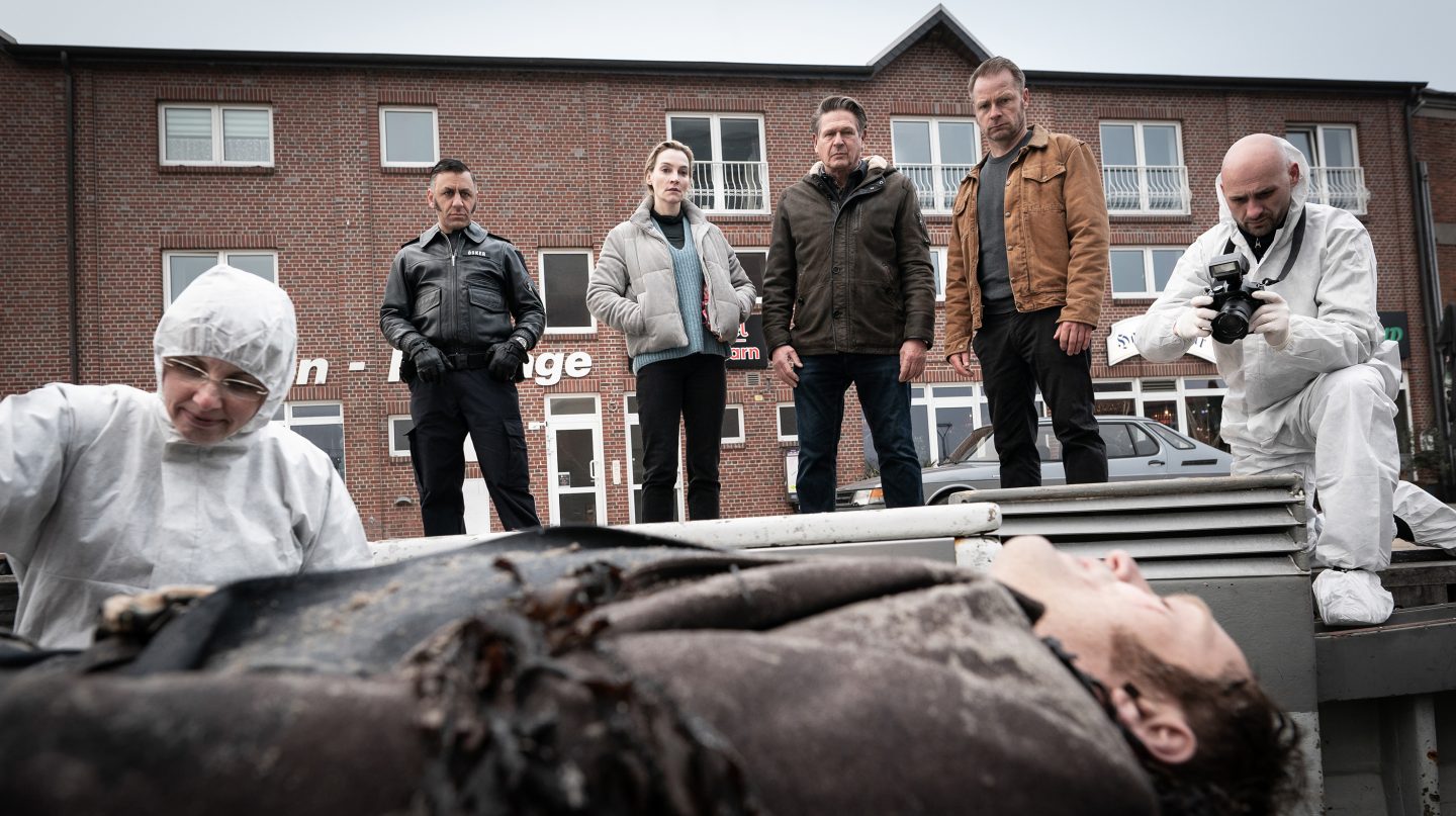 Schrecklicher Fund im Schwanitzer Hafen: v.l.n.r. Mehmet Ösker (Cem Ali Gültkin), Hannah Wagner (Jana Klinge), Puttkammer (Joshy Peters) und Hauke Jacobs (Hinnerk Schönemann)
