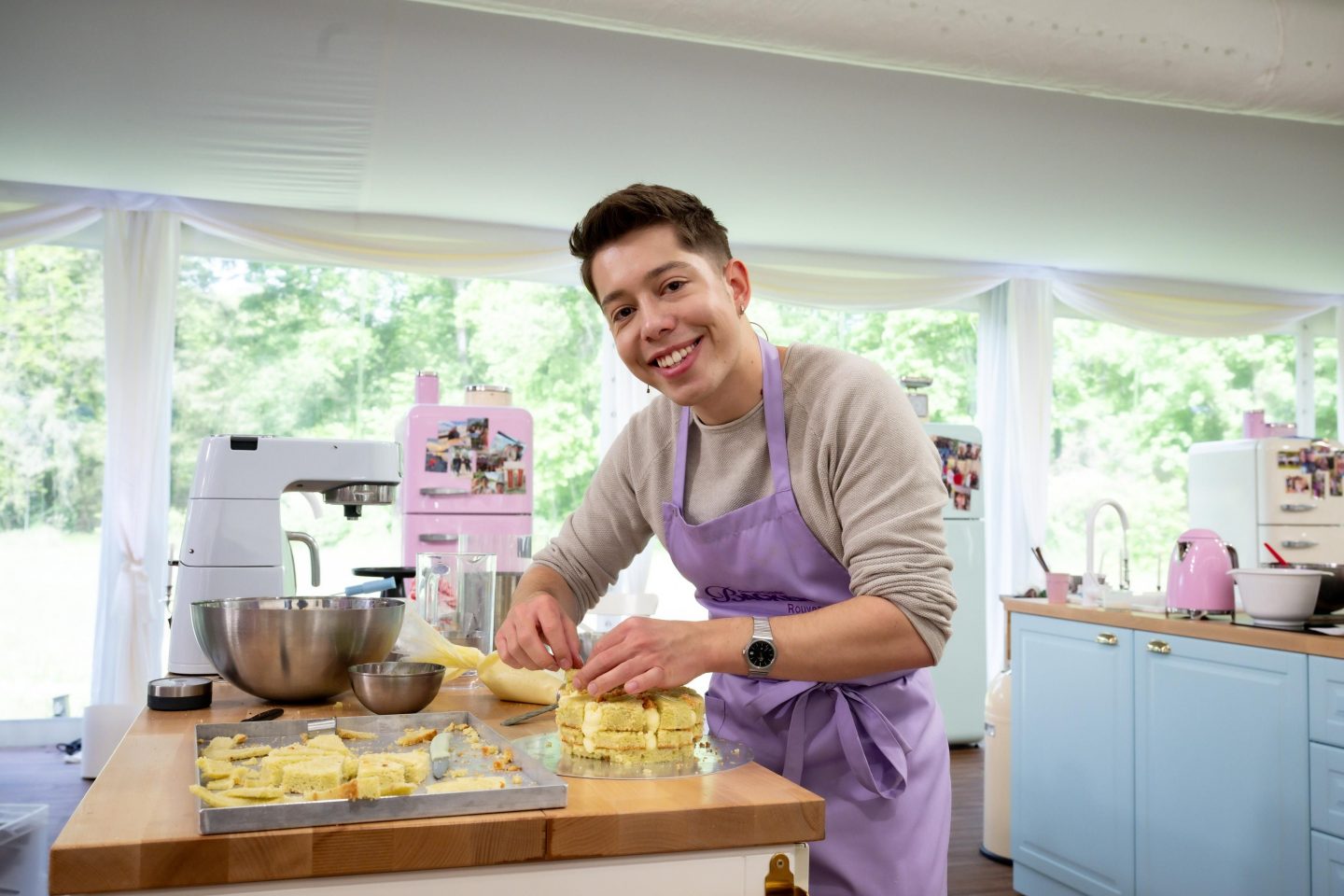 Rouven beim backen seiner Torte

