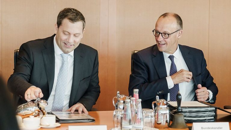 100 Tage neue Bundesregierung: Merz lobt auf X und Frustration bei den Bürgern