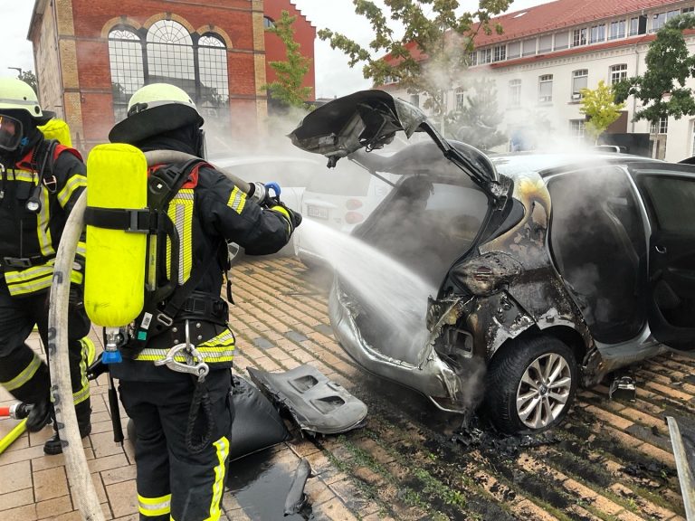 Feuerwehr Offenburg im Dauereinsatz: Blitzschlag, Akku-Brand und brennendes E-Auto