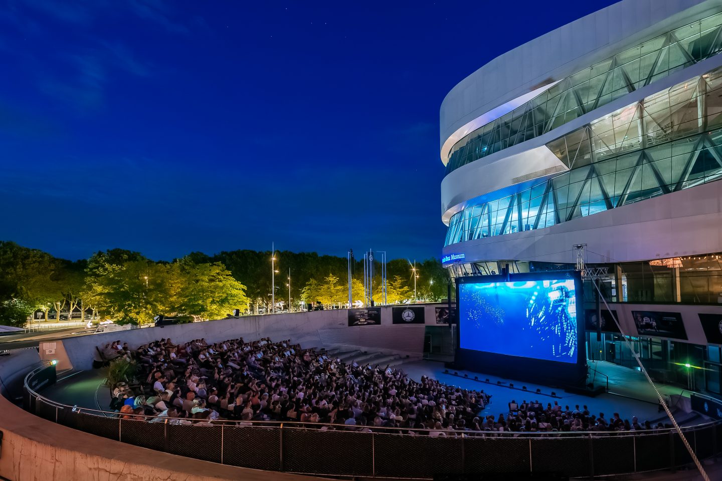 Kinoerlebnis unterm Sternenhimmel: Mercedes-Benz Museum startet Open-Air-Saison 2025 mit Vollgas 25C0151 005