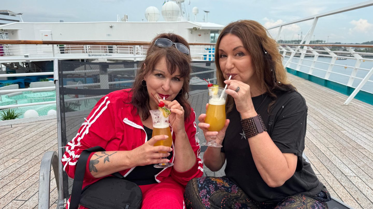 „Volle Kraft voraus“ kehrt zurück: Die Kreuzfahrt-Doku startet mit emotionalen Geschichten von Djamila Rowe, Uwe Herrmann und Hanka Rackwitz.