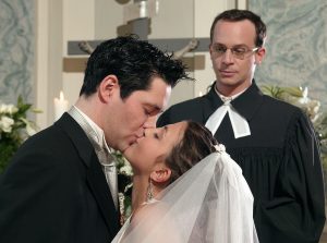 Heute bei „In aller Freundschaft“: Betrug, Flirts und geplatzte Hochzeitsträume