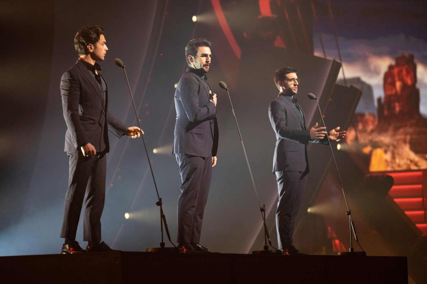 "Die Giovanni Zarrella Show": Die drei Sänger von Il Volo stehen in dunklen Anzügen vor Standmikrofonen auf einer Bühne und singen.
