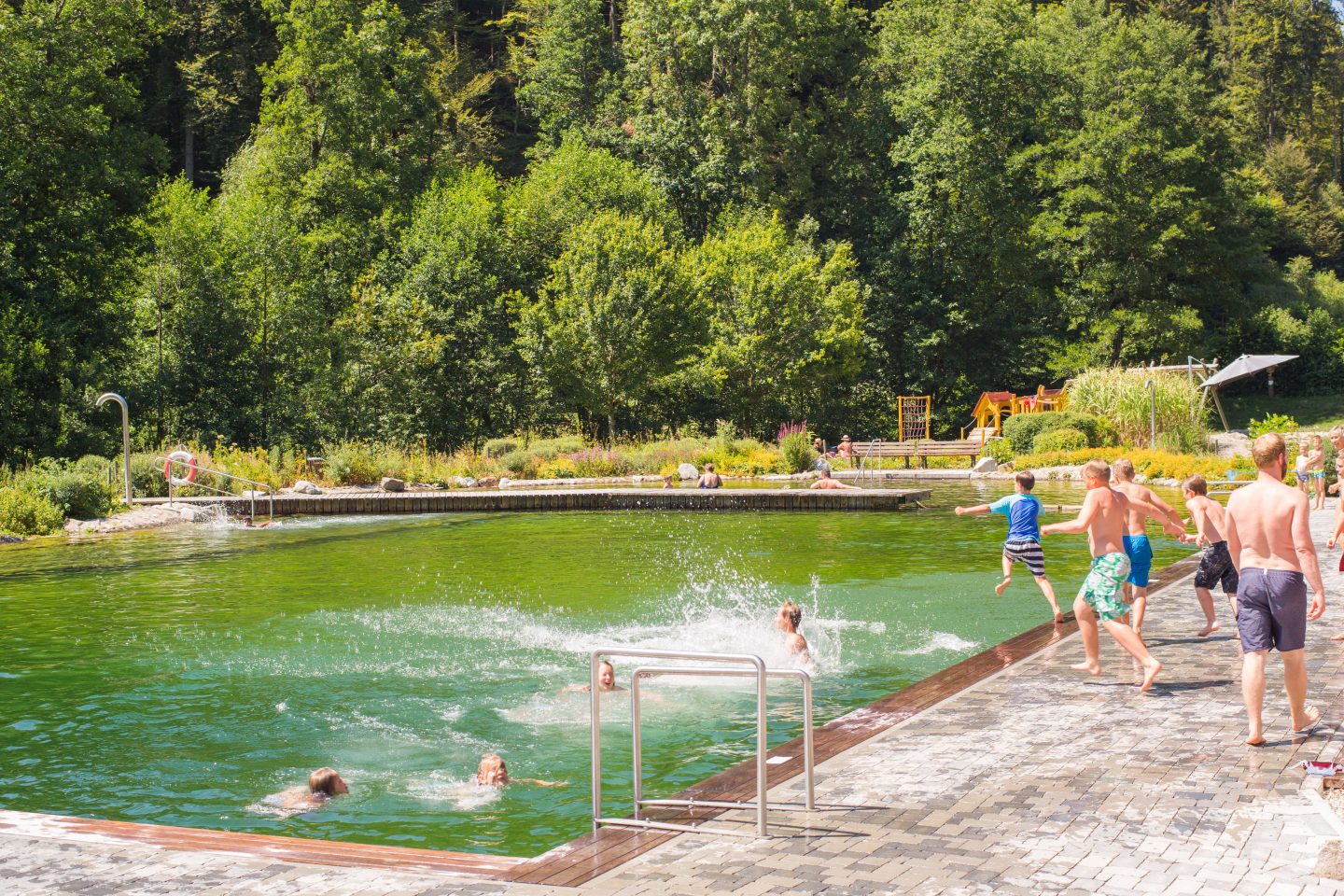 Heiße Tage in Baden-Württemberg: 3 traumhafte Badeplätze im Hochschwarzwald zum Abkühlen Birkendorf Naturena Badesee %C2%A9Hochschwarzwald Tourismus GmbH 2