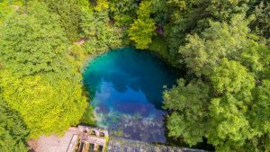 Jetzt abstimmen: Blautopf aus Baden-Württemberg im Rennen um „Deutschlands Naturwunder 2025“