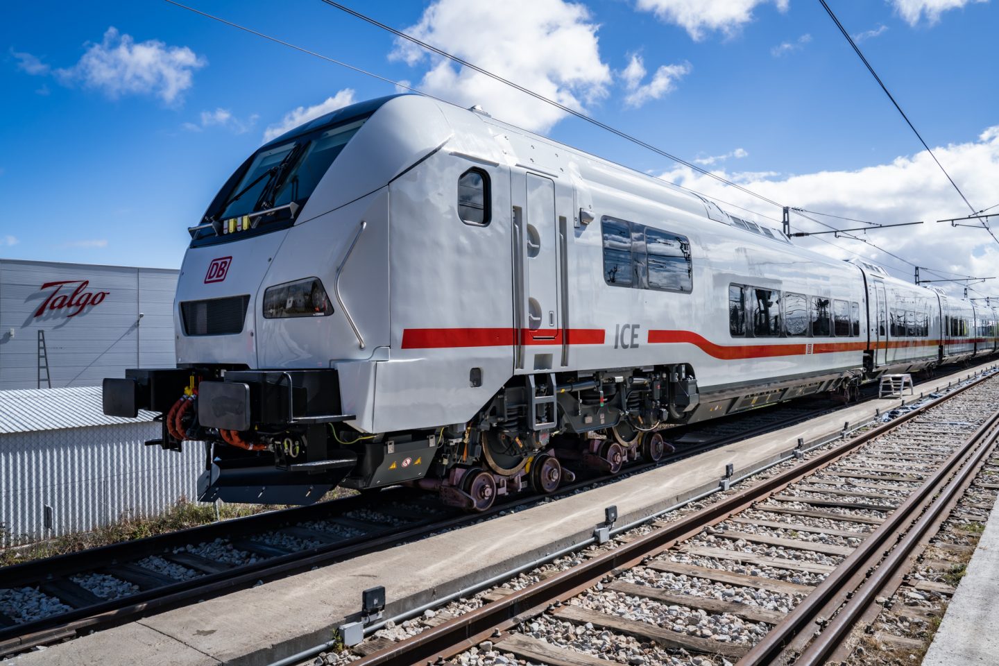 Mit einem Jahr Verspätung: Neuer ICE L startet – Bahn zeigt erstmals stufenlosen Hochgeschwindigkeitszug