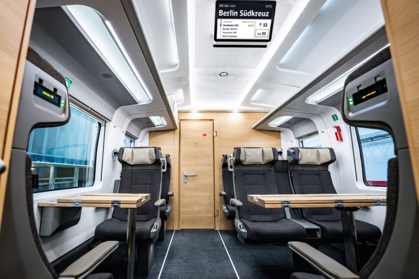 Mit einem Jahr Verspätung: Neuer ICE L startet – Bahn zeigt erstmals stufenlosen Hochgeschwindigkeitszug DB241617