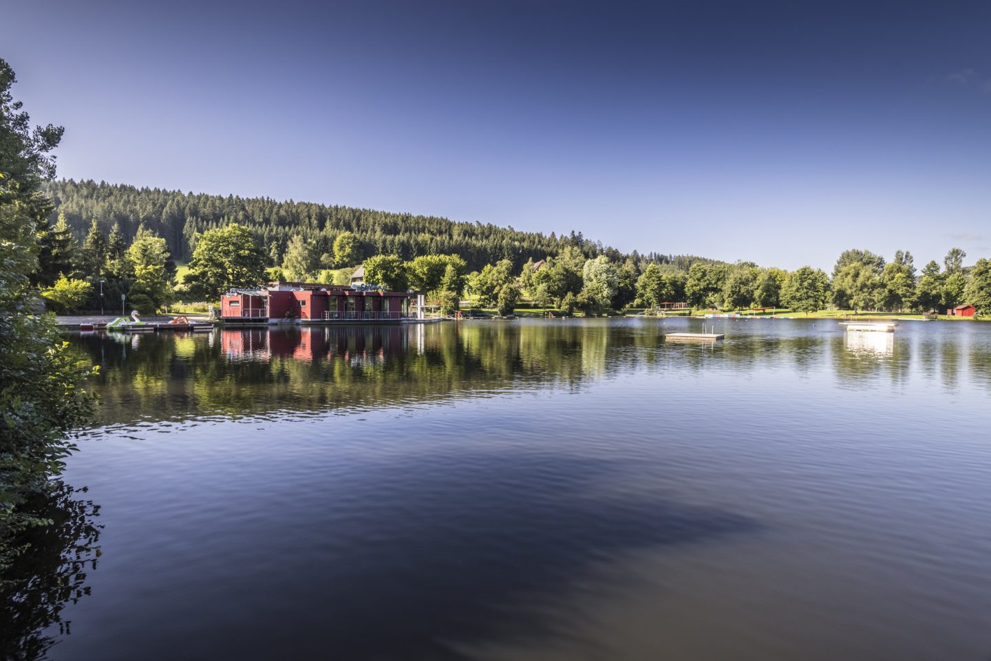 Heiße Tage in Baden-Württemberg: 3 traumhafte Badeplätze im Hochschwarzwald zum Abkühlen Klosterweiher St. Georgen %C2%A9Hochschwarzwald Tourismus GmbH