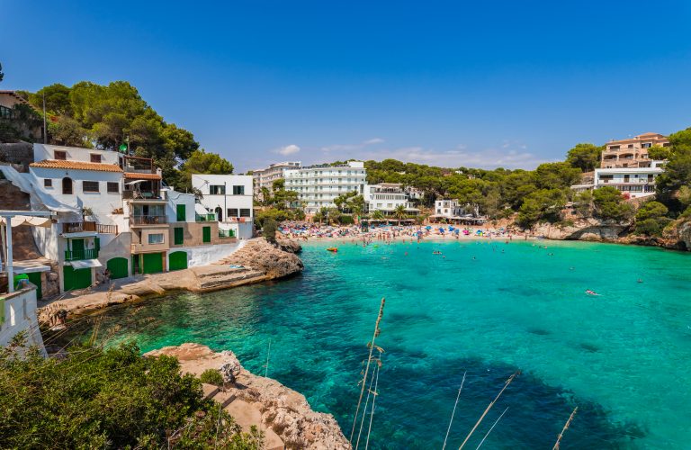 Reiseboom zum Tag der deutschen Einheit: Kurzurlaube am 3. Oktober so beliebt wie selten – Mallorca & Hamburg vorne
