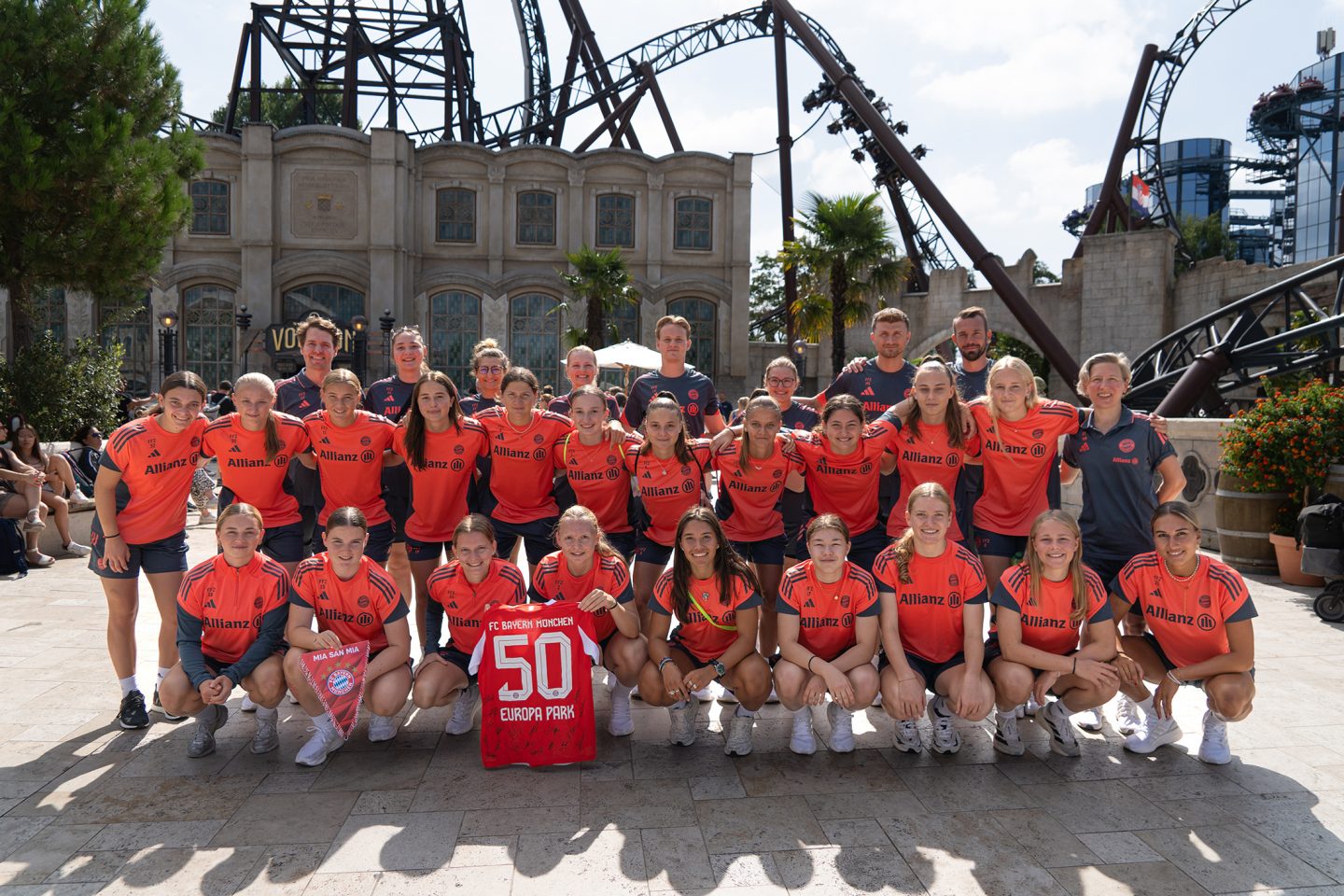 Spitzenfußball trifft Nervenkitzel – FC Bayern Frauen stürmen den Europa-Park! PM25 Spitzenfussball 2 01