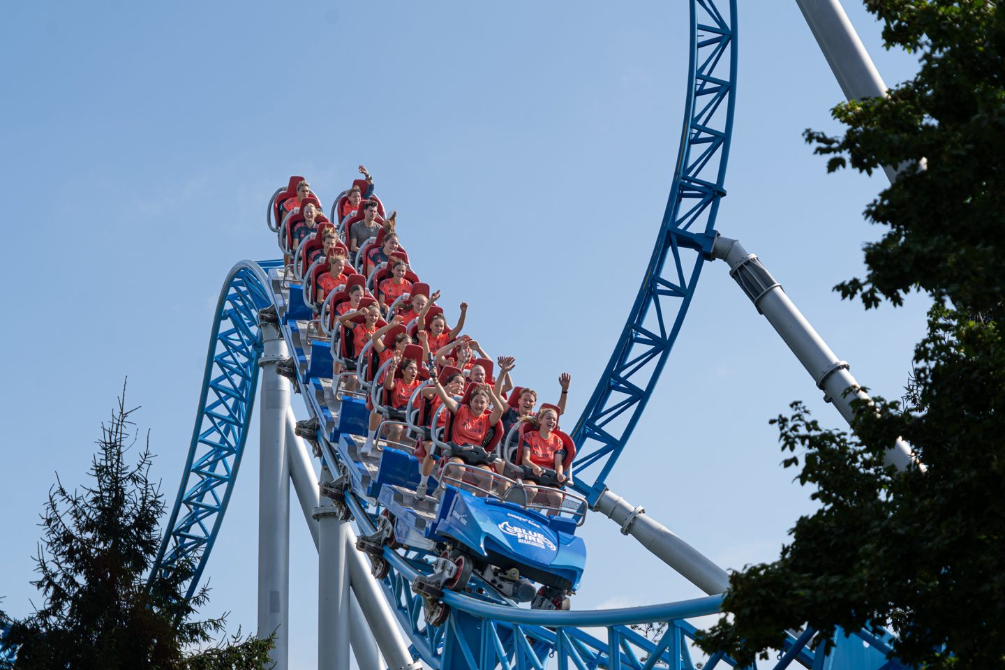 Spitzenfußball trifft Nervenkitzel – FC Bayern Frauen stürmen den Europa-Park!
