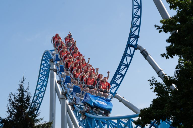 Spitzenfußball trifft Nervenkitzel – FC Bayern Frauen stürmen den Europa-Park!