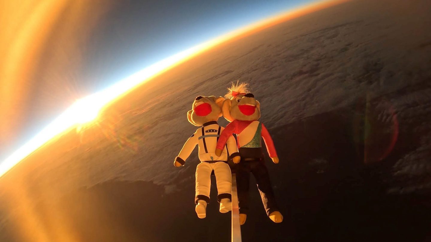 Spektakulärer Stratosphärenflug: Europa-Park-Maskottchen Ed & Edda fliegen bis an den Rand des Weltalls – Abenteuer in fast 33 Kilometern Höhe