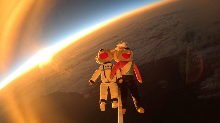 Spektakulärer Stratosphärenflug: Europa-Park-Maskottchen Ed & Edda fliegen bis an den Rand des Weltalls – Abenteuer in fast 33 Kilometern Höhe