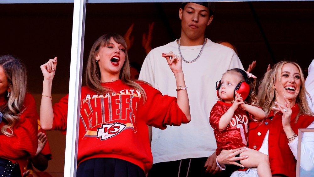 Taylor Swift & Travis Kelce verlobt! Ring-Überraschung beim NFL-Power-Couple Taylor Swift Brittany Mahomes daughter Arrowhead Stadium for Chiefs vs Chargers 10 22 2023 2