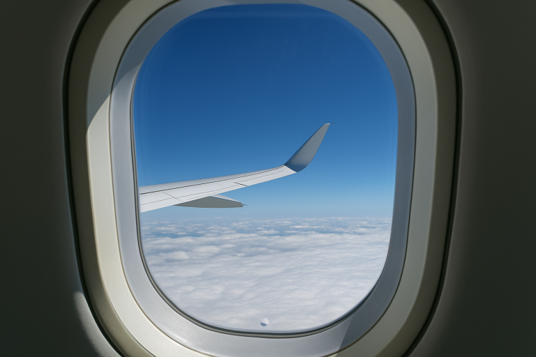 Das Geheimnis der Flugzeugfenster: Warum sie ein Loch haben und niemals eckig sind