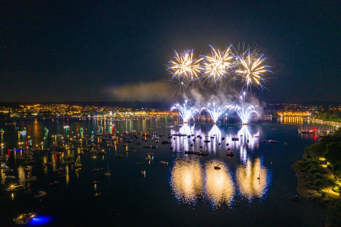 Konstanzer Seenachtfest 2025: Tickets, Programm und Feuerwerk – Alles, was Besucher für die magische Nacht am 9. August wissen müssen konstanz bodensee hafen seenachtfest feuerwerk boot abend 02 copyright mtk achim mende