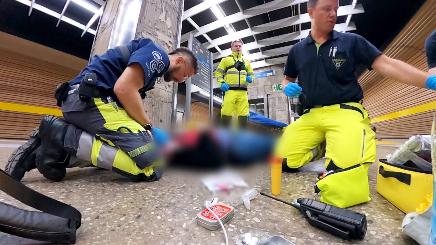 Heute bei „Mensch Retter – NACHTSCHICHT“: Eskalation in Hamburg und dramatischer Notfall in Münchner U-Bahn