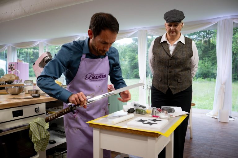 „Das große Backen“ 2025: Chaos im Backzelt – Buchteln bringen Kandidaten an ihre Grenzen – wer ist raus nach Folge 4?