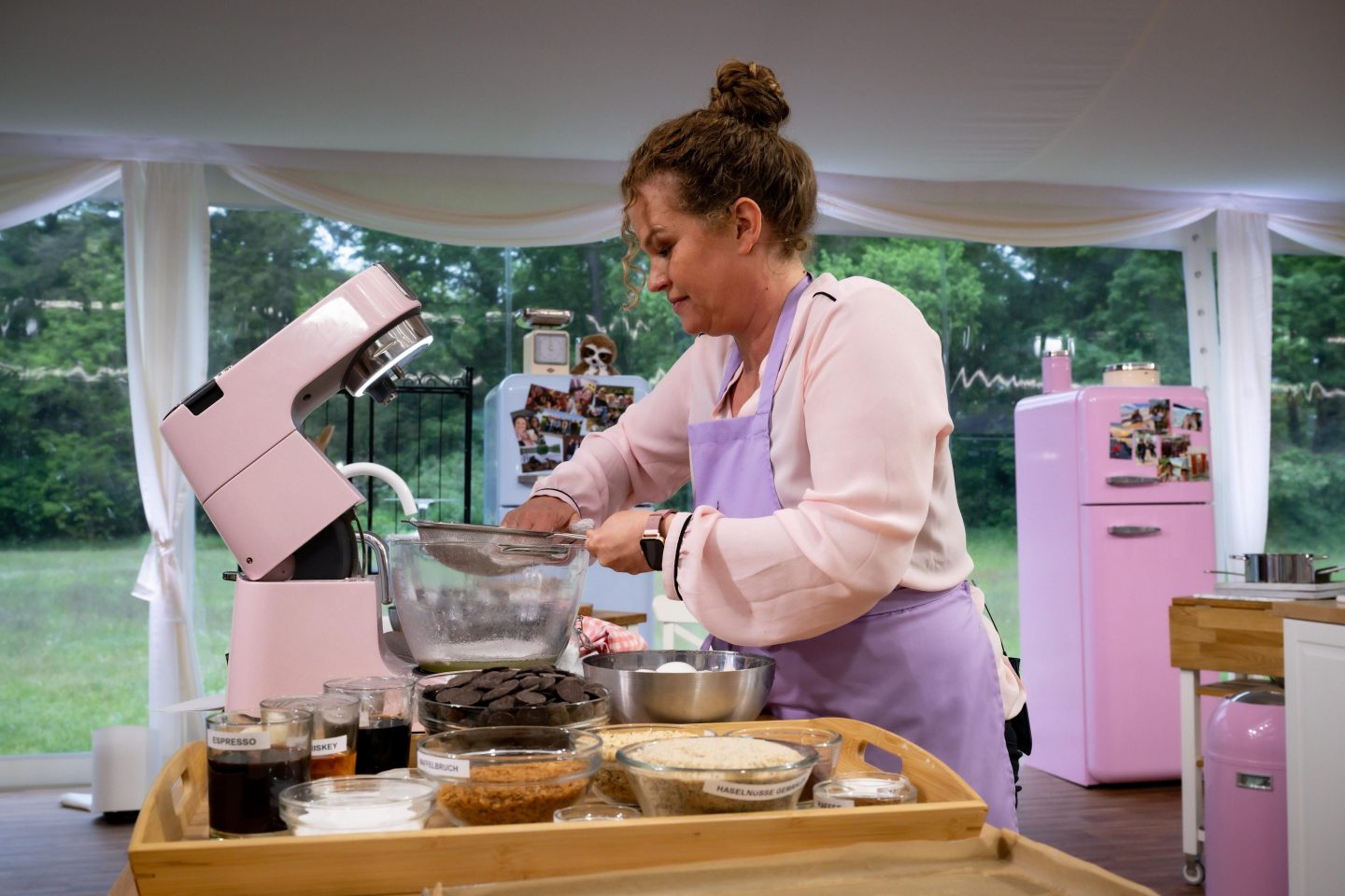 „Das große Backen“ 2025: Chaos im Backzelt – Buchteln bringen Kandidaten an ihre Grenzen – wer ist raus nach Folge 4? 1819794