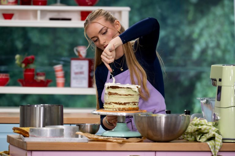 Heute bei „Das große Backen“: Hobbybäcker am Limit – Schwarzwälder Mini-Törtchen bringen Nerven zum Kochen