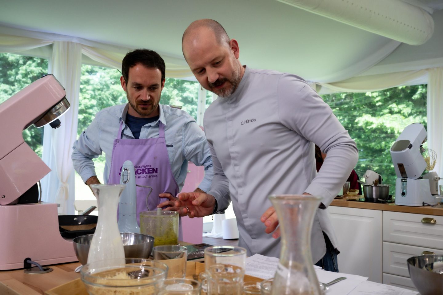Heute bei „Das große Backen“: Hobbybäcker am Limit – Schwarzwälder Mini-Törtchen bringen Nerven zum Kochen 1822562 1