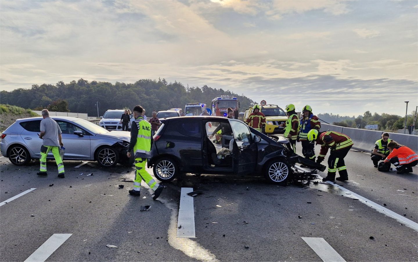 Unfall auf der B33 bei Reichenau/Hegne: B33 zeitweise voll gesperrt – Zwei Verletzte