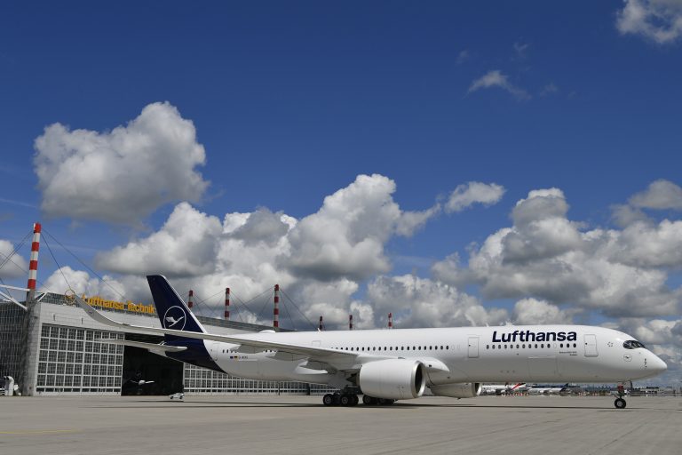 Lufthansa-Piloten stimmen für Streik – Tarifkonflikt um Altersvorsorge eskaliert – Drohen massive Flugausfälle?
