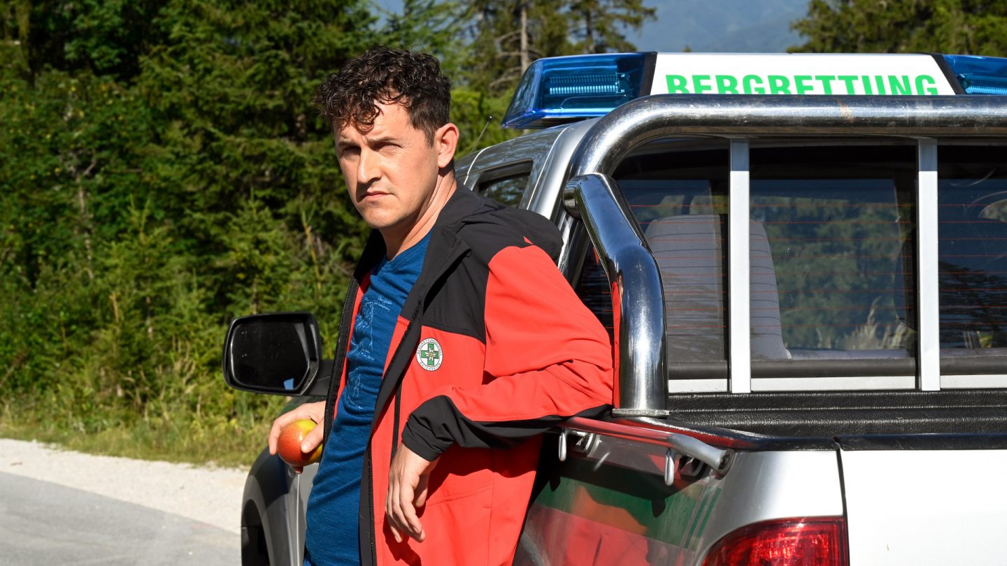 „Die Bergretter – Auf der Jagd“ heute: Schüsse, Geheimnisse und ein dramatischer Sturz – so spannend wird es im ZDF 83136 3 3