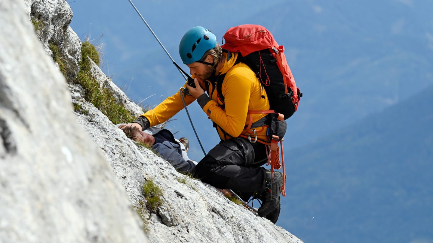 „Die Bergretter“ heute: Drama um verbotene Affäre – Till stürzt bei Abrechnung mit Charly ab
