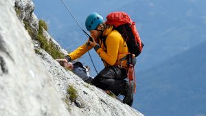 „Die Bergretter“ heute: Drama um verbotene Affäre – Till stürzt bei Abrechnung mit Charly ab