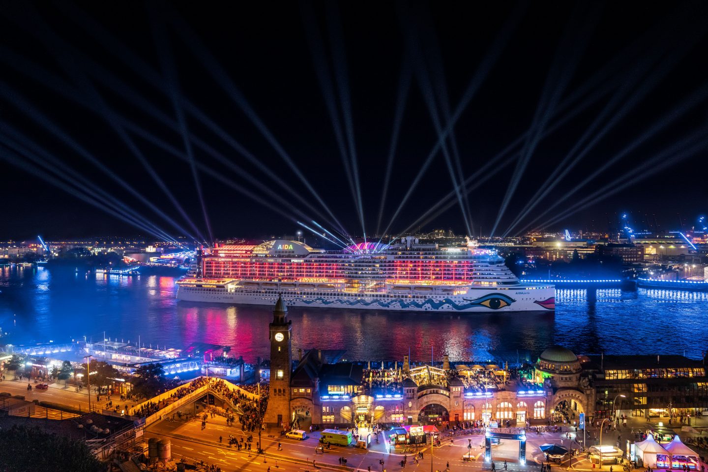 Hamburg Cruise Days 2025: AIDAperla bei spektakulärer Parade – Kreuzfahrtfieber an der Elbe