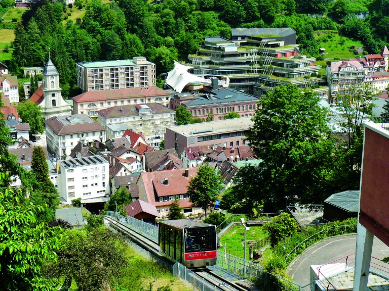 Handy-Blackout im Schwarzwald: Warum ein beliebter Kurort seit Wochen offline ist – und was das für Einwohner & Urlauber bedeutet