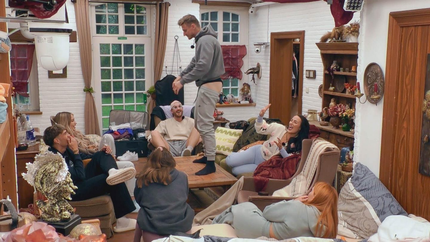 Schock-Auszug bei „Sommerhaus der Stars“ 2025: Hanka bricht in Folge 2 völlig zusammen 2 Schock-Auszug bei „Sommerhaus der Stars“ 2025: Hanka bricht in Folge 2 völlig zusammen C4C8B 2