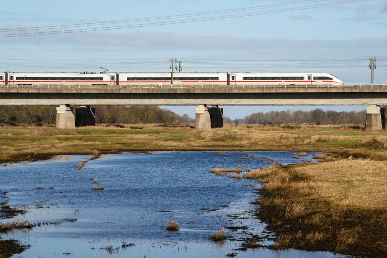 Deutsche Bahn Oberleitungsstörung: Hamburg–Berlin dicht – Chaos für Tausende Fahrgäste