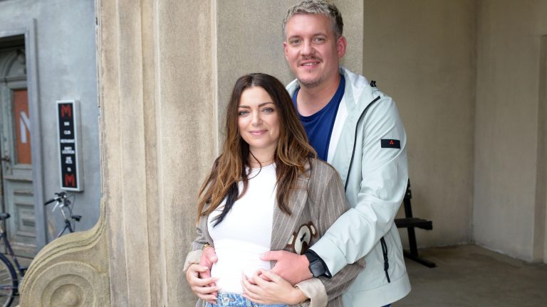 Baby-Glück bei GZSZ: Anne Menden wird Mama – erstes Baby mit Gustav Masurek unterwegs