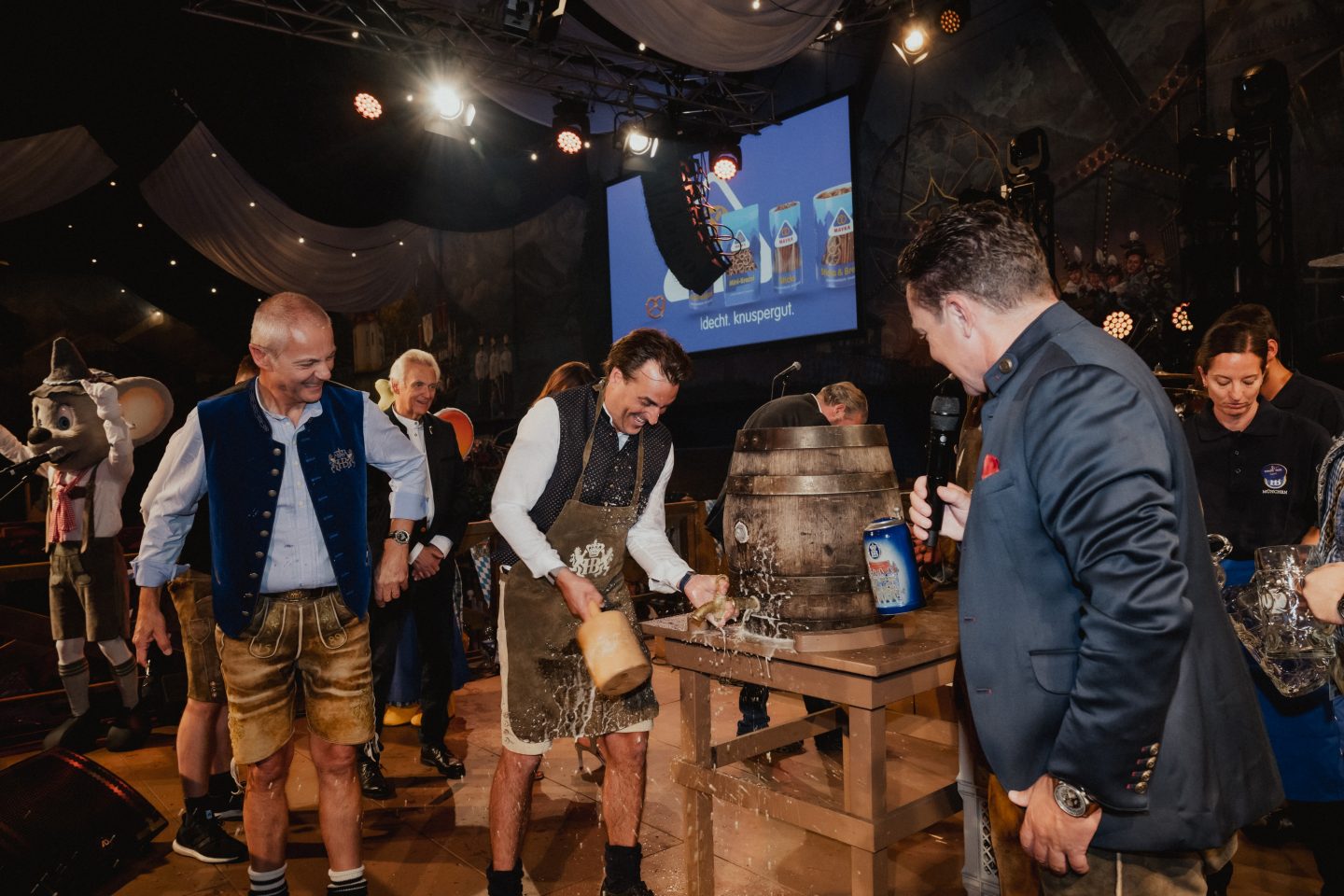 „O’zapft is!“ – Stefan Mross eröffnet Oktoberfest im Europa-Park mit Familie Mack – Dirndl, Maß & Mega-Stimmung
