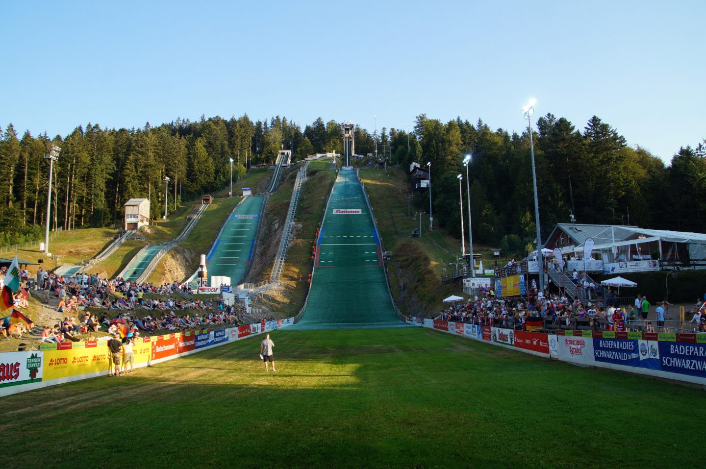 Sommerskispringen in Hinterzarten: Internationale Elite fliegt durch den Schwarzwald