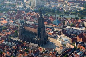 Zwei Türme, zwei Welten: In Baden-Württemberg stehen der höchste und der kleinste Kirchturm der Welt