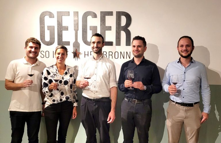 Heilbronner Weindorf 2025: KI-Sommelier Vinolin fordert Sommelière heraus – wer hat den besseren Riecher?